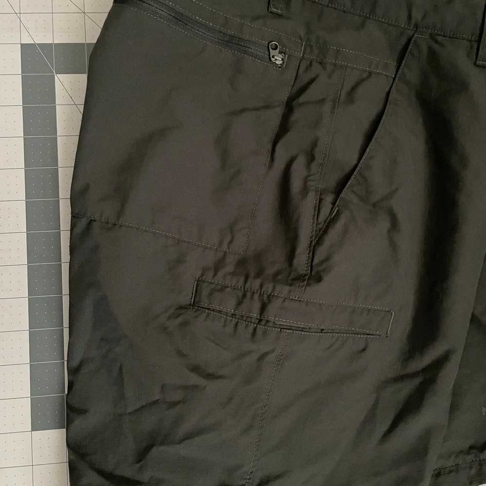 The North Face Mens 36 Dark‎ Gray Cargo Shorts Hiking Outdoor Adventure